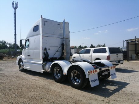 2002 Volvo VNL, белый, 5000000 рублей, вид 4