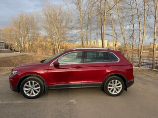 2018 Volkswagen Tiguan II, пурпурный, 2400000 рублей, вид 4