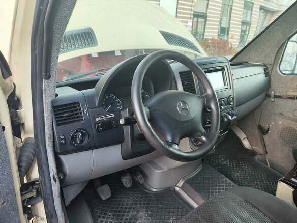 2011 Mercedes-Benz Sprinter, бежевый, 2000000 рублей - вид 3