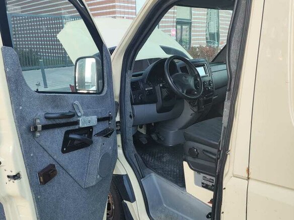 2011 Mercedes-Benz Sprinter, бежевый, 2000000 рублей - вид 13