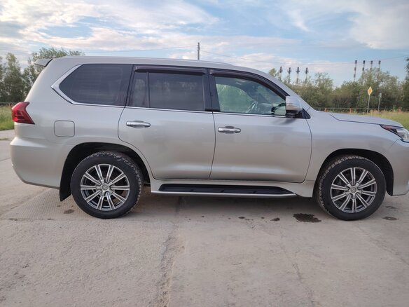 2017 Lexus LX 570 III Рестайлинг 2, серый, 6660000 рублей