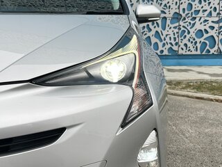 2016 Toyota Prius IV (XW50), серебристый, 2000000 рублей, вид 4