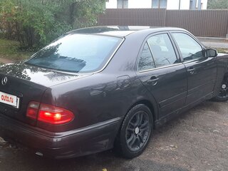 2001 Mercedes-Benz E-Класс 220 II (W210, S210) Рестайлинг, чёрный, 515000 рублей, вид 4