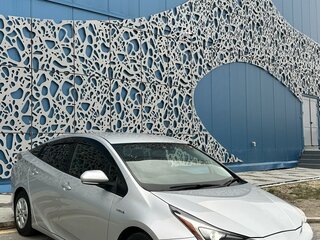 2016 Toyota Prius IV (XW50), серебристый, 2000000 рублей, вид 2