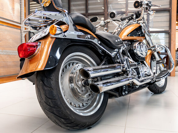 2008 Harley-Davidson Fat Boy, золотистый, 1300000 рублей - вид 3