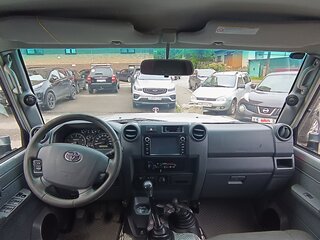 2012 Toyota Land Cruiser 76 70 Series Рестайлинг 1, серый, 3000000 рублей, вид 3