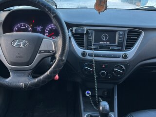 2017 Hyundai Solaris II, серый, 800000 рублей, вид 4