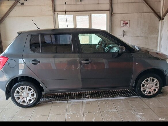 2011 Skoda Fabia II Рестайлинг, серый, 650000 рублей - вид 4