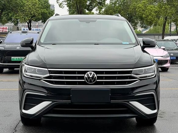 2022 Volkswagen Tiguan II Рестайлинг, чёрный - вид 1