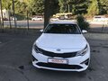 2019 Kia Optima IV Рестайлинг, белый, 2500000 рублей - вид 4