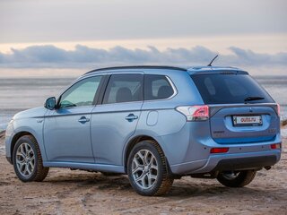 2014 Mitsubishi Outlander PHEV III, серебристый, 1830000 рублей, вид 1