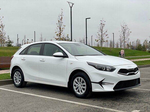2022 Kia Ceed III Рестайлинг, белый, 2500000 рублей