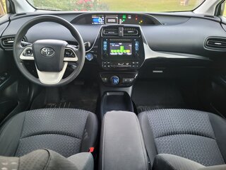 2018 Toyota Prius IV (XW50), серебристый, 2129004 рублей, вид 4