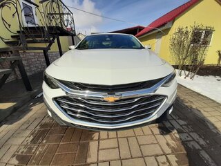2020 Chevrolet Malibu IX Рестайлинг, белый, 900000 рублей, вид 4