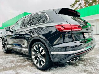 2019 Volkswagen Touareg III, чёрный, 5433908 рублей, вид 5