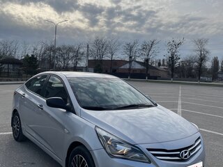 2015 Hyundai Solaris I Рестайлинг, серебристый, 910000 рублей, вид 3