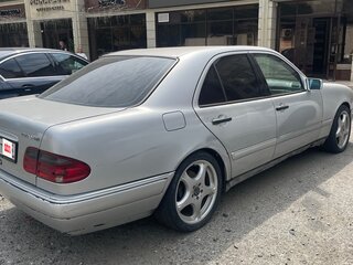 1996 Mercedes-Benz E-Класс 320 II (W210, S210), серебристый, 300000 рублей, вид 2