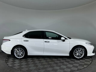 2021 Toyota Camry VIII (XV70), белый, 3045000 рублей, вид 4