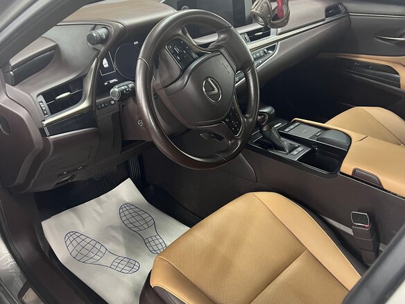 2021 Lexus ES 250 VII Рестайлинг, серый, 5150000 рублей - вид 3