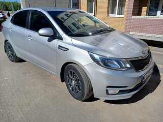 2015 Kia Rio III Рестайлинг, серебристый, 1100000 рублей, вид 1
