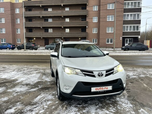 2015 Toyota RAV4 IV (XA40), белый, 1950000 рублей - вид 2