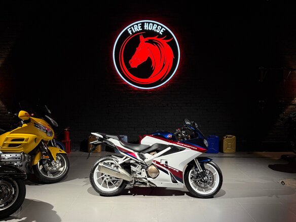 2022 Honda VFR 800, синий
