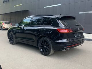 2019 Volkswagen Touareg III, чёрный, 5100000 рублей, вид 3