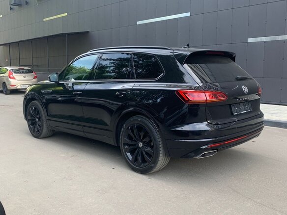 2019 Volkswagen Touareg III, чёрный, 5100000 рублей - вид 2