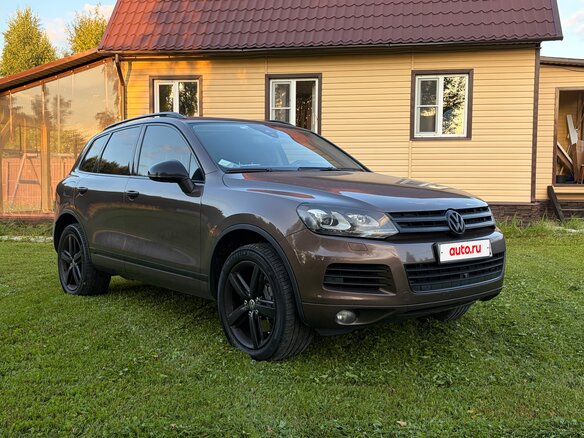 2013 Volkswagen Touareg II, коричневый - вид 1