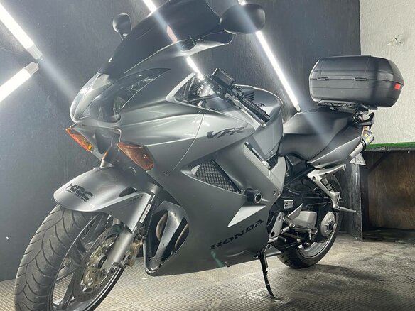 2005 Honda VFR 800, серебристый, 520000 рублей - вид 1