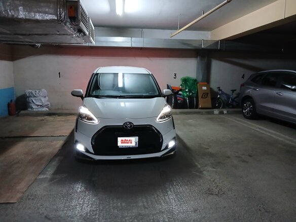 2020 Toyota Sienta II Рестайлинг, белый, 1850000 рублей - вид 1