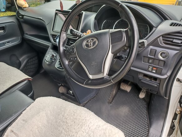 2014 Toyota Voxy III (R80), белый, 1680000 рублей - вид 5