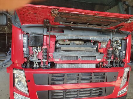 2011 Volvo FM, красный, 6500000 рублей, вид 2