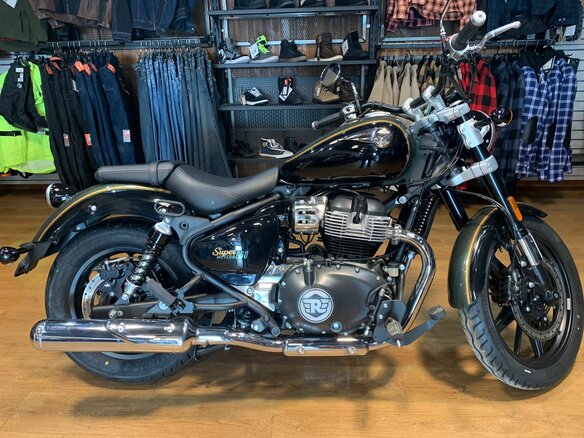2025 Royal Enfield Super Meteor, зелёный, 710520 рублей