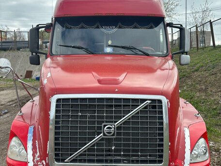 2003 Volvo VNL, красный, 3000000 рублей, вид 3
