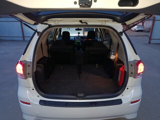 2011 Toyota Wish II, белый, 1100000 рублей, вид 5