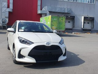 2022 Toyota Yaris IV, белый, 1540000 рублей, вид 3