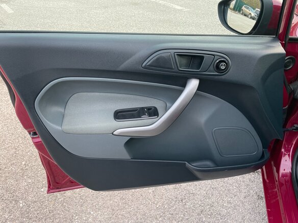 2011 Ford Fiesta Mk6, красный, 947000 рублей - вид 29