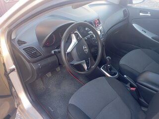 2013 Hyundai Solaris I, бежевый, 710000 рублей, вид 4