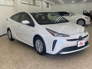2018 Toyota Prius IV Рестайлинг (XW50), белый, 1600000 рублей, вид 1