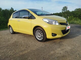 2013 Toyota Vitz III (XP130), жёлтый, 700000 рублей, вид 3