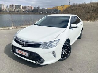 2015 Toyota Camry VII (XV50) Рестайлинг, белый, 2050000 рублей, вид 3