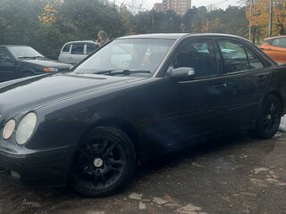 2001 Mercedes-Benz E-Класс 220 II (W210, S210) Рестайлинг, чёрный, 515000 рублей, вид 1