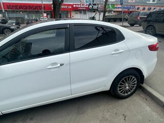 2014 Kia Rio 4-speed III, белый, 550000 рублей, вид 4