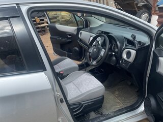 2011 Toyota Vitz III (XP130), серый, 815000 рублей, вид 5