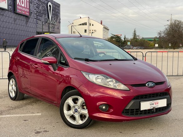 2011 Ford Fiesta Mk6, красный, 947000 рублей - вид 1