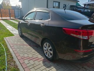 2015 Kia Rio III Рестайлинг, коричневый, 960000 рублей, вид 4