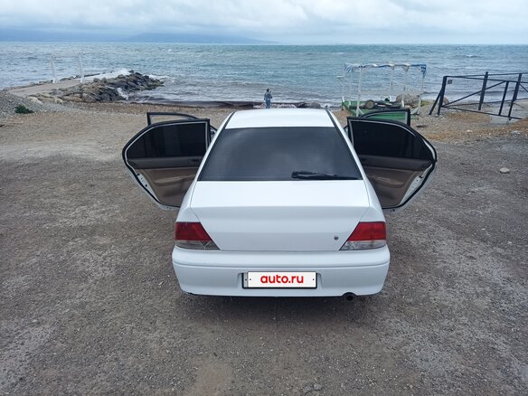 2001 Mitsubishi Lancer Cedia IX, белый, 340000 рублей - вид 2