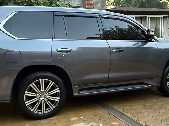 2016 Lexus LX 570 III Рестайлинг 2, серый, 7500000 рублей - вид 2