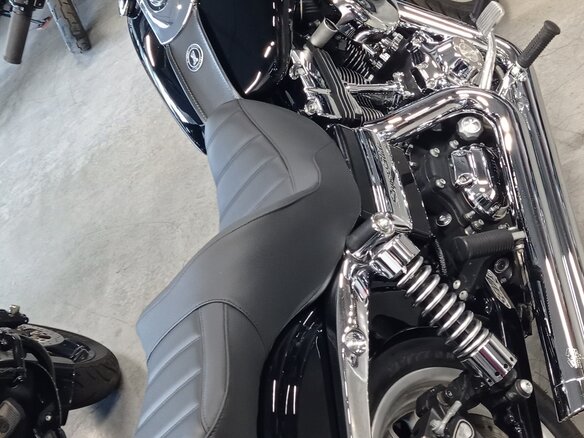 2010 Harley-Davidson Dyna Super Glide, чёрный, 800000 рублей - вид 1